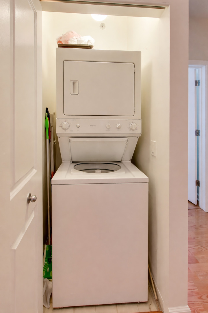 100 East 14th Street, Unit 2010 Chicago, IL 60605 - Photo 11 of 30 a utility room with dryer and washer