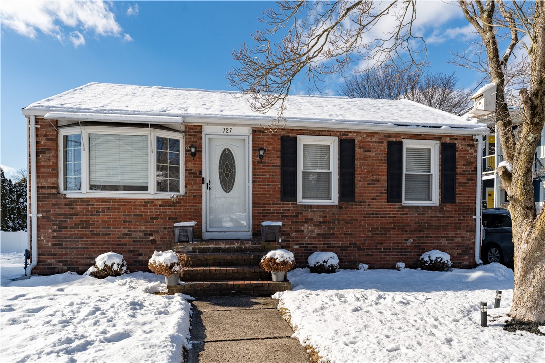 727 Mendon Road Woonsocket, RI 02895 - Photo 2 of 46