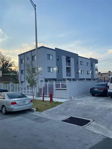 $2,599 | 423 East 27th Street, Unit 203, Hialeah, FL 33013