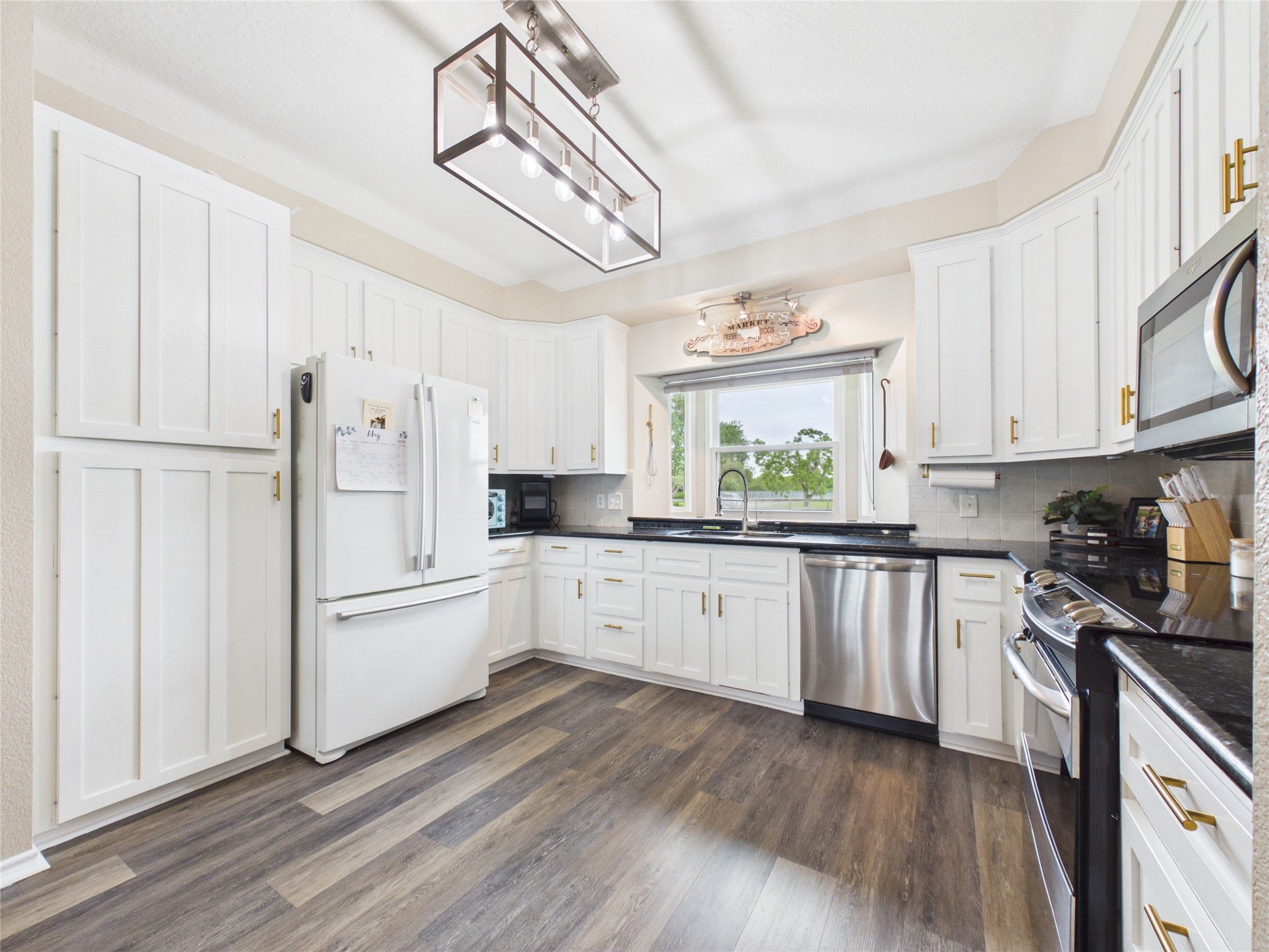 4610 Mustang Road Alvin, TX 77511 - Photo 18 of 50 Kitchen faces NE and has direct access to the 2 car attached garage.