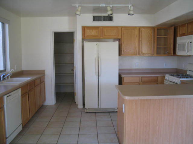 7685 West Lamar Road Glendale, AZ 85303 - Photo 3 of 14 KITCHEN