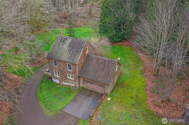 a view of house with a yard