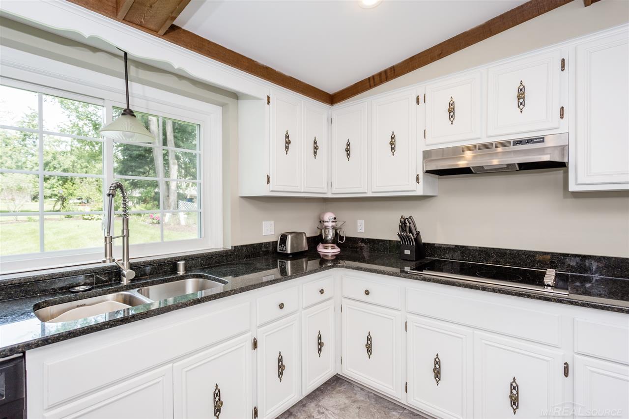 422 Lake Forest Road Rochester, MI 48309 - Photo 15 of 59 31350329-14.JPG