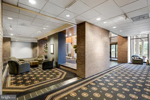 $450,000 | 1800 Old Meadow Road, Unit 302, McLean, VA 22102