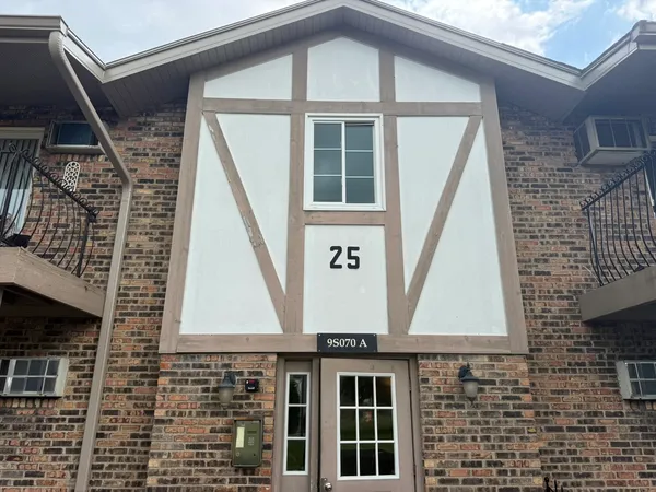 $1,800 | 9s070 South Frontage Road, Unit 102, Willowbrook, IL 60527