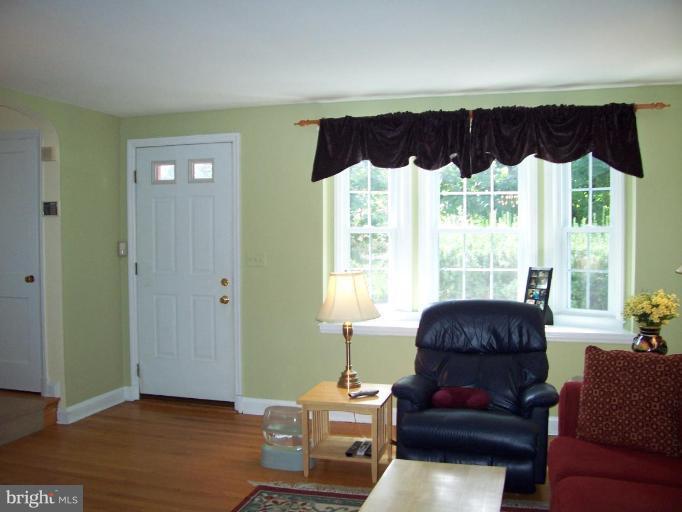 156 Dumbarton Road Baltimore, MD 21212 - Photo 2 of 14 a living room with furniture and a lamp