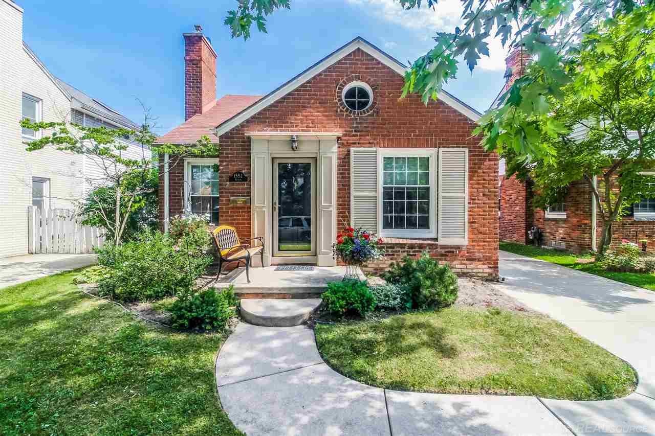 1552 Roslyn Road Grosse Pointe, MI 48236 - Photo 3 of 37 31353811-2.JPG