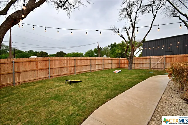 a view of a backyard