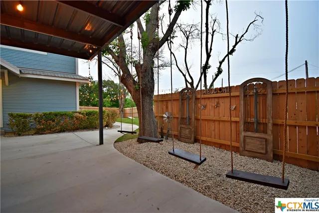 a view of a backyard