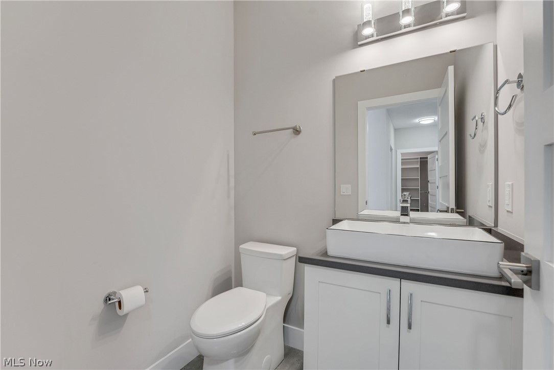 26650 Hurlingham Road Beachwood, OH 44122 - Photo 23 of 47 Main floor half bath