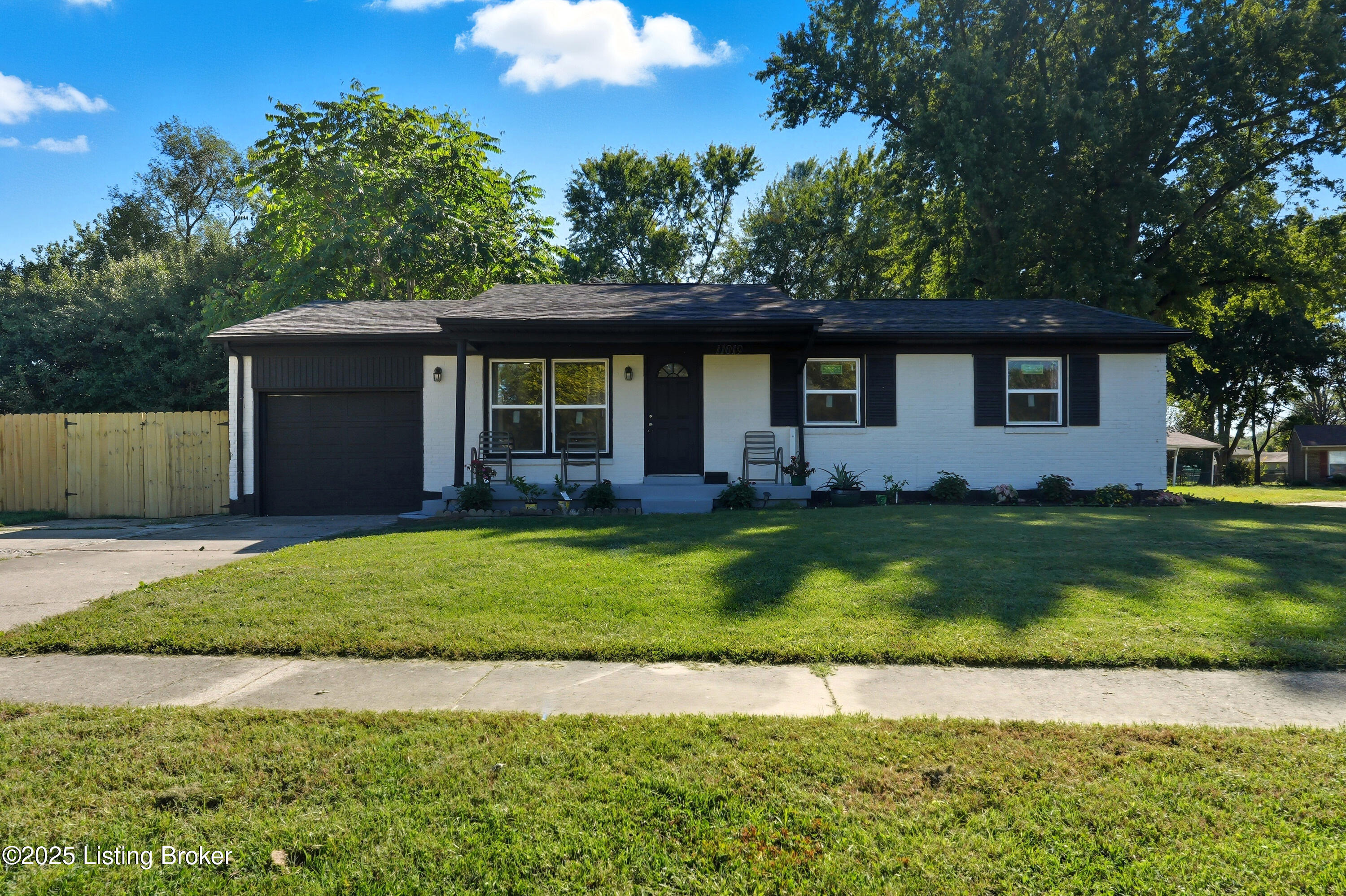 11019 Torrington Road Louisville, KY 40272 - Photo 1 of 28 11019torrington_louisvillerealestatemedi