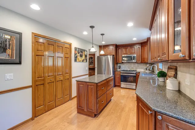 $400,000 | 619 North California Avenue, Mundelein, IL 60060