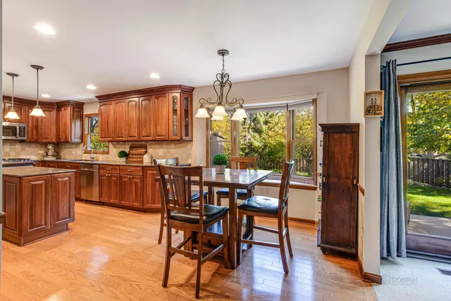 $400,000 | 619 North California Avenue, Mundelein, IL 60060