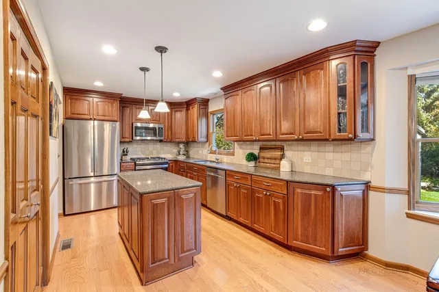 $400,000 | 619 North California Avenue, Mundelein, IL 60060