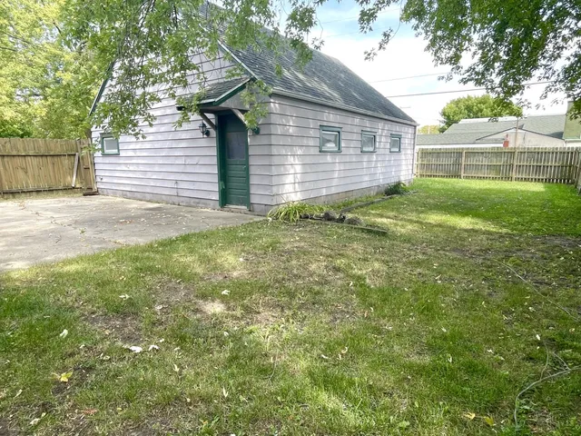 a view of a house with a backyard