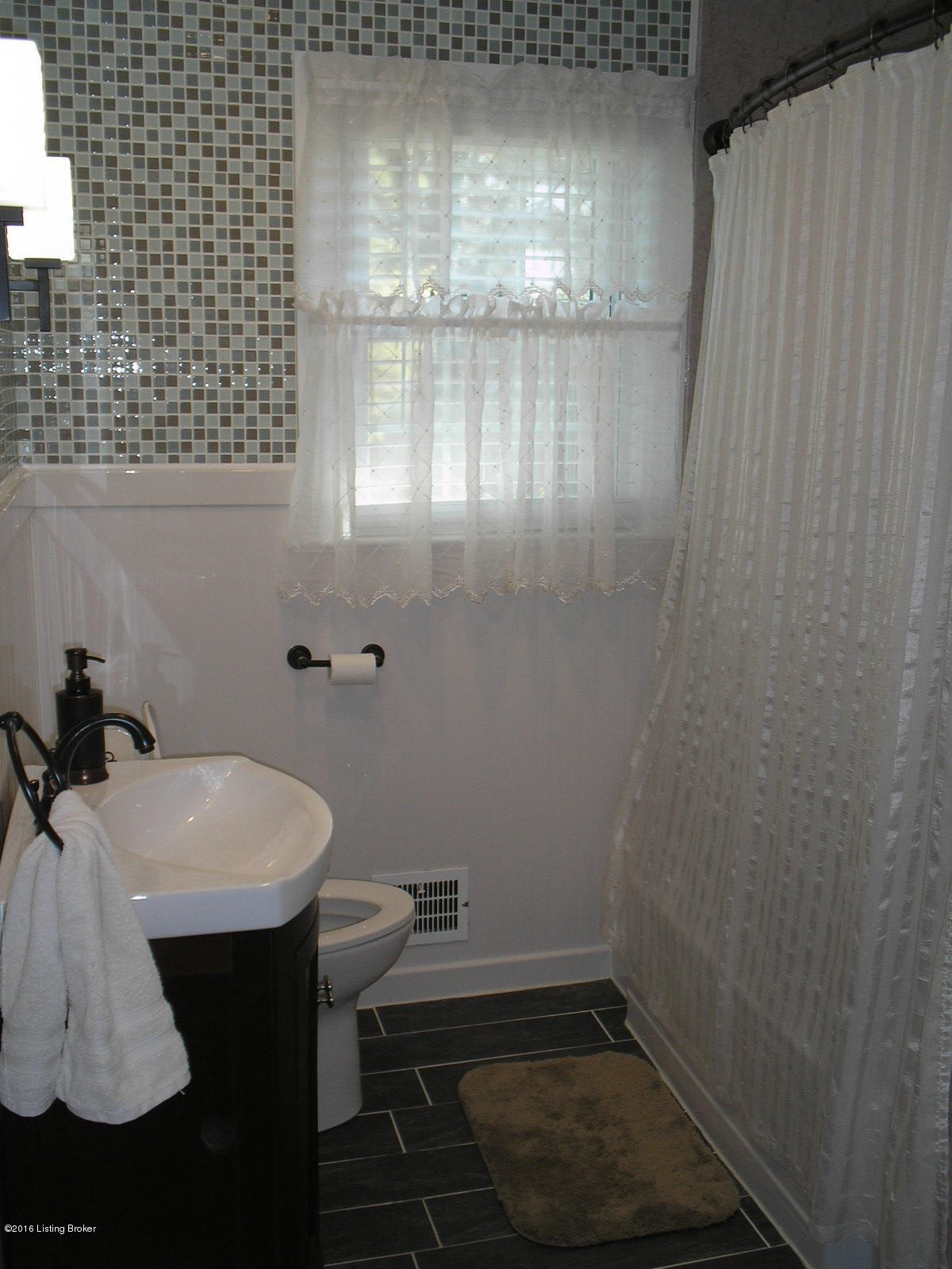 3306 Robin Road Audubon Park, KY 40213 - Photo 29 of 40 Bathroom on 2nd Floor view