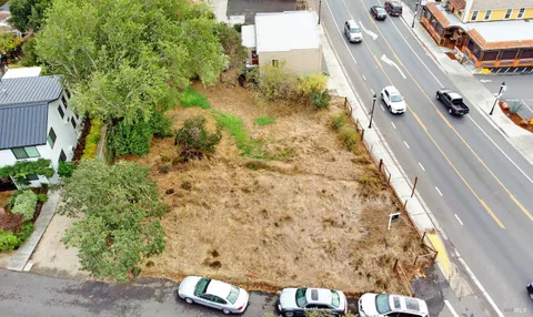 a view of a backyard