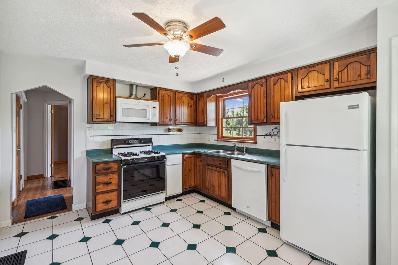 6121 Springdale Road Cincinnati, OH 45247 - Photo 8 of 36