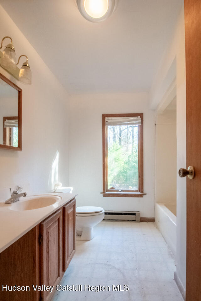140 Stillerberg Strada Kerhonkson, NY 12446 - Photo 20 of 34 a bathroom with a sink mirror and a window