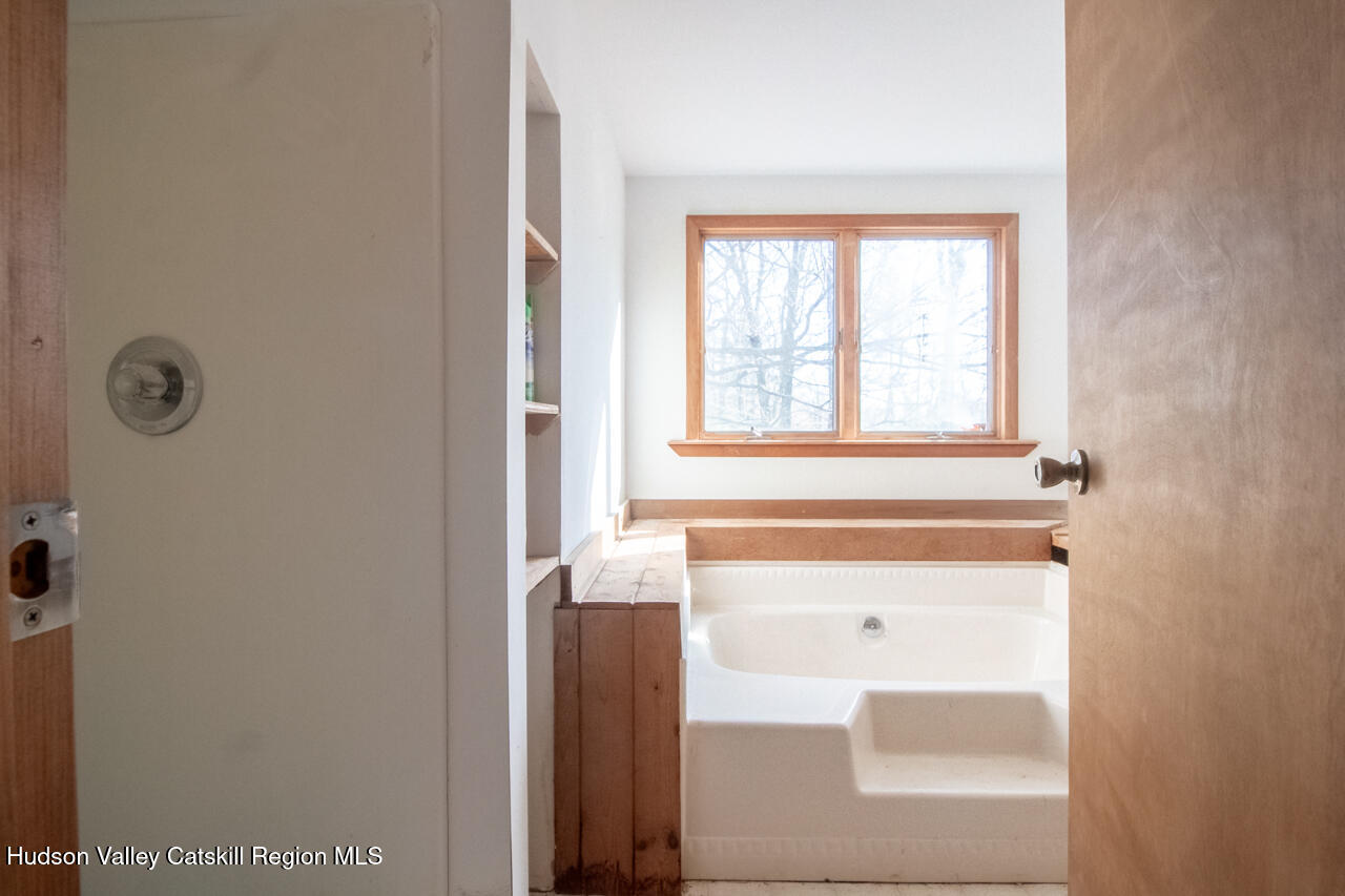 140 Stillerberg Strada Kerhonkson, NY 12446 - Photo 31 of 34 a bathroom with a bathtub and a window