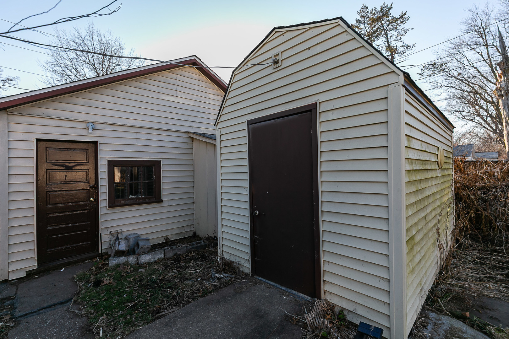 2115 West 4th Street Davenport, IA 52802 - Photo 5 of 24 a view of a house with a garage