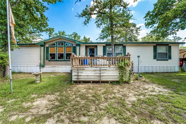 a view of a house with backyard