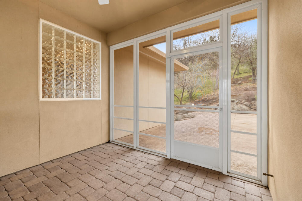 6586 Cooper's Hawk Road Klamath Falls, OR 97601 - Photo 28 of 68 a view of empty room with window