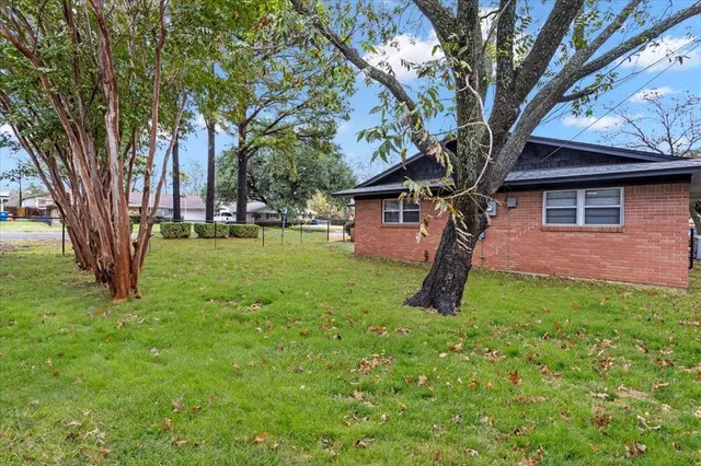 a view of a house with a backyard