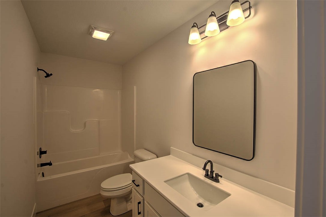 230 Lea Lane Forsyth, IL 62535 - Photo 22 of 30 Upper full bath