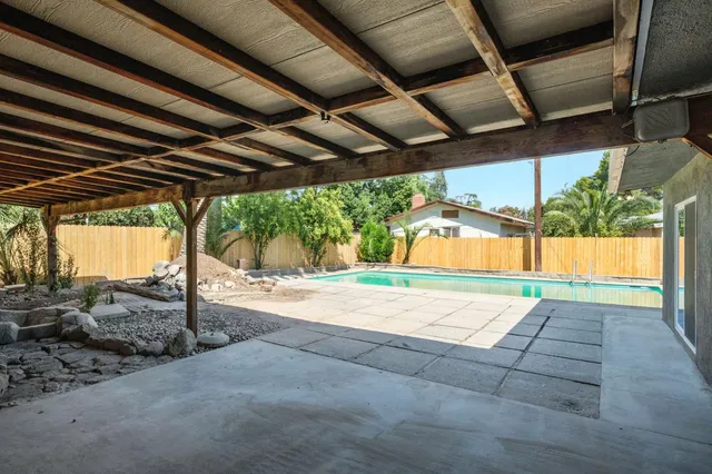 a view of a backyard