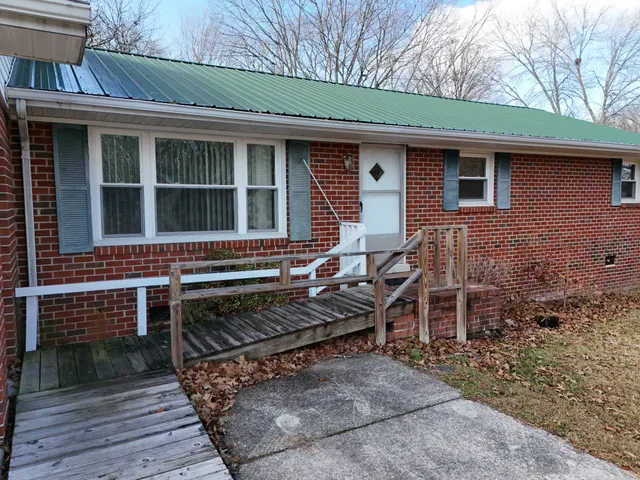 a view of a house with backyard