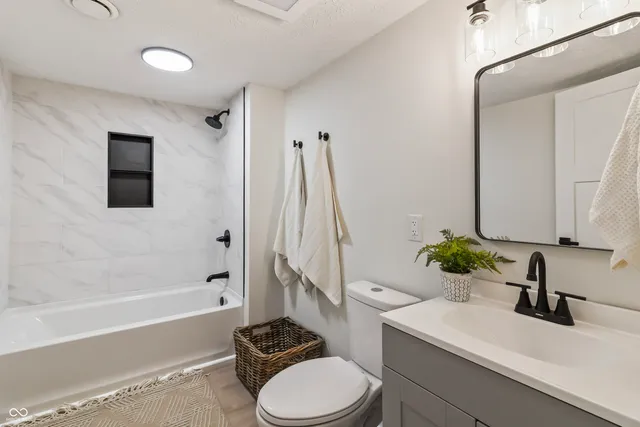 $895,000 | 1940 Nantucket Drive, Cicero, IN 46034