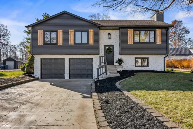 $895,000 | 1940 Nantucket Drive, Cicero, IN 46034