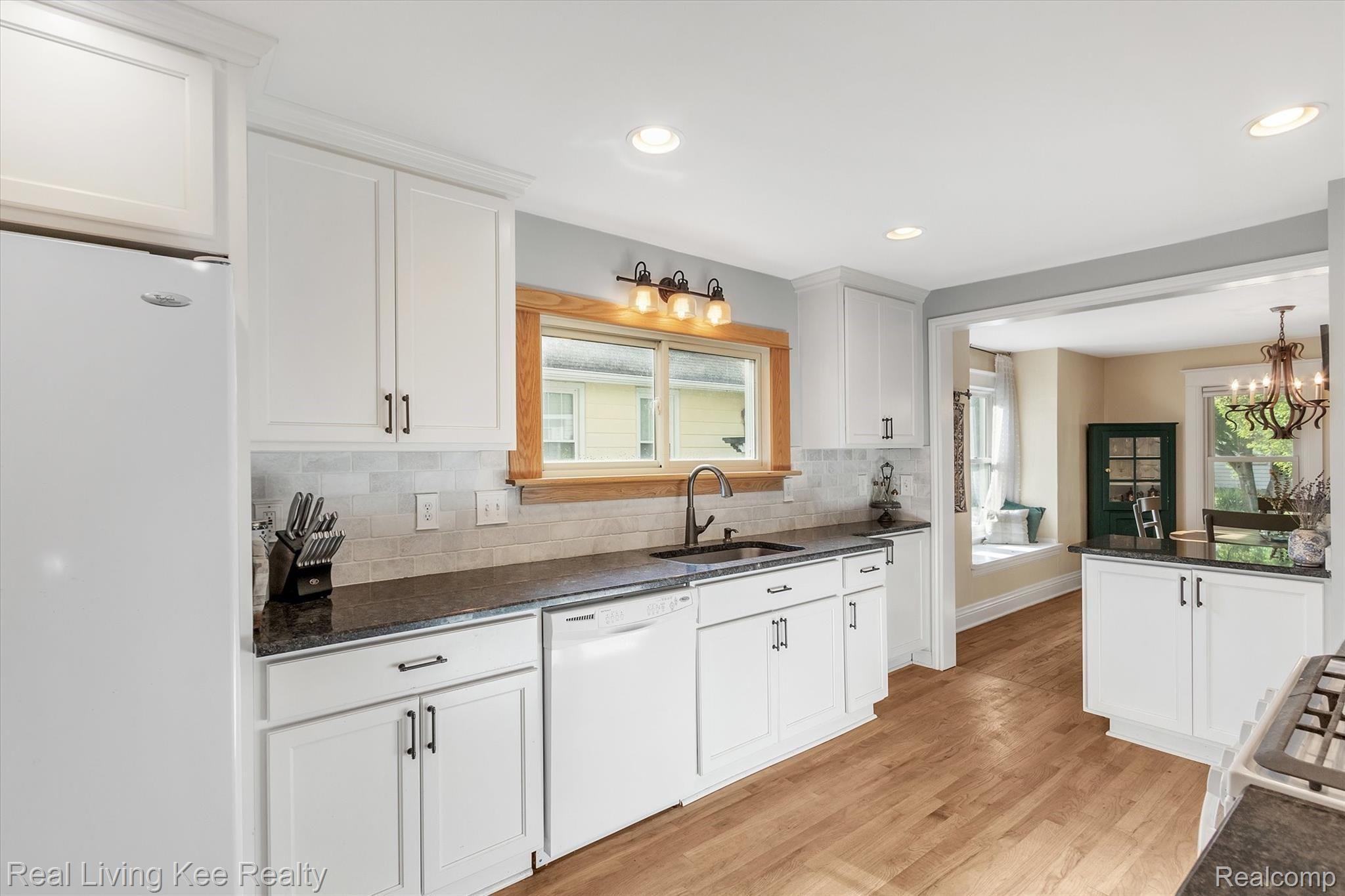 706 Parkdale Road Rochester, MI 48307 - Photo 17 of 40 17-706-Parkdale-Rd-WindowStill-Real-Estate-Photography-17.jpg