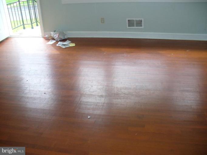 109 Tapawingo Road Southwest Vienna, VA 22180 - Photo 5 of 10 Living Room