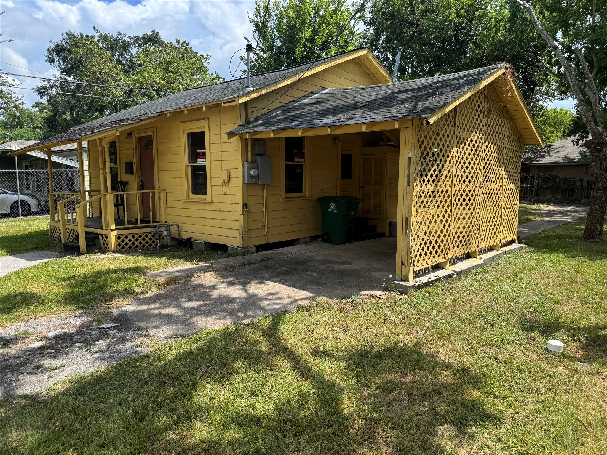 606 East 42nd Street Houston, TX 77022 - Photo 3 of 14 a view of a barn house