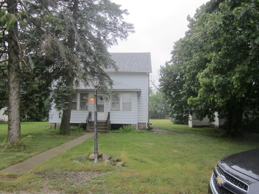 475 North 1900 East Road Milford, IL 60953 - Photo 2 of 10 a view of a house with a yard