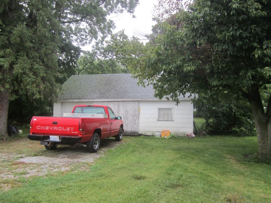 475 North 1900 East Road Milford, IL 60953 - Photo 8 of 10 a front view of a house with a garden and fire pit