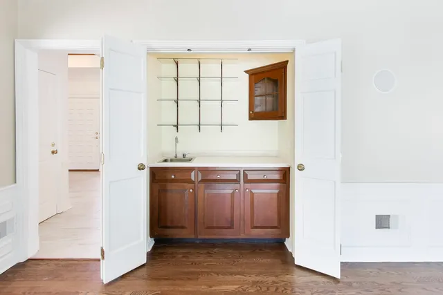 $10,000 | 931 Coventry Drive, Lake Forest, IL 60045