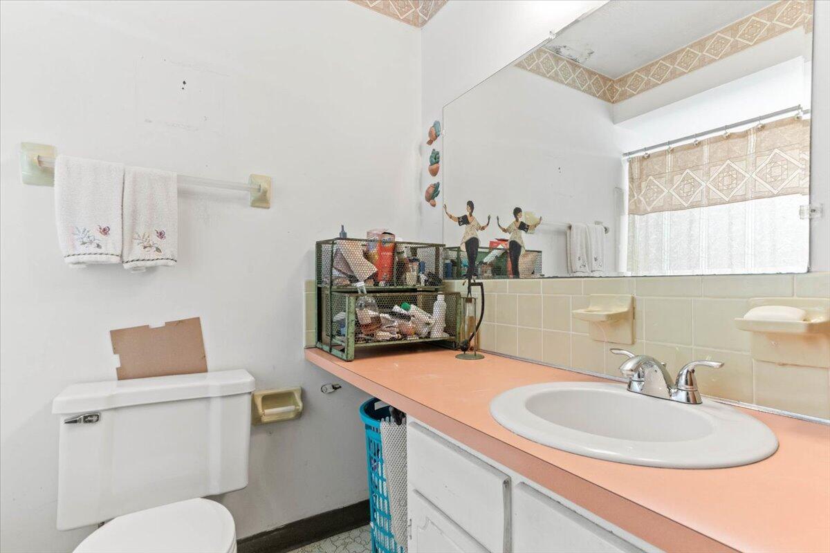 3175 Pine Valley Road Columbus, OH 43219 - Photo 20 of 25 20-Bathroom