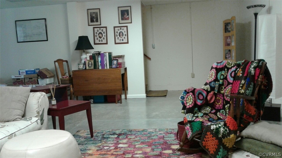 1863 Buffalo Road Dillwyn, VA 23936 - Photo 7 of 27 a living room with furniture and flowers