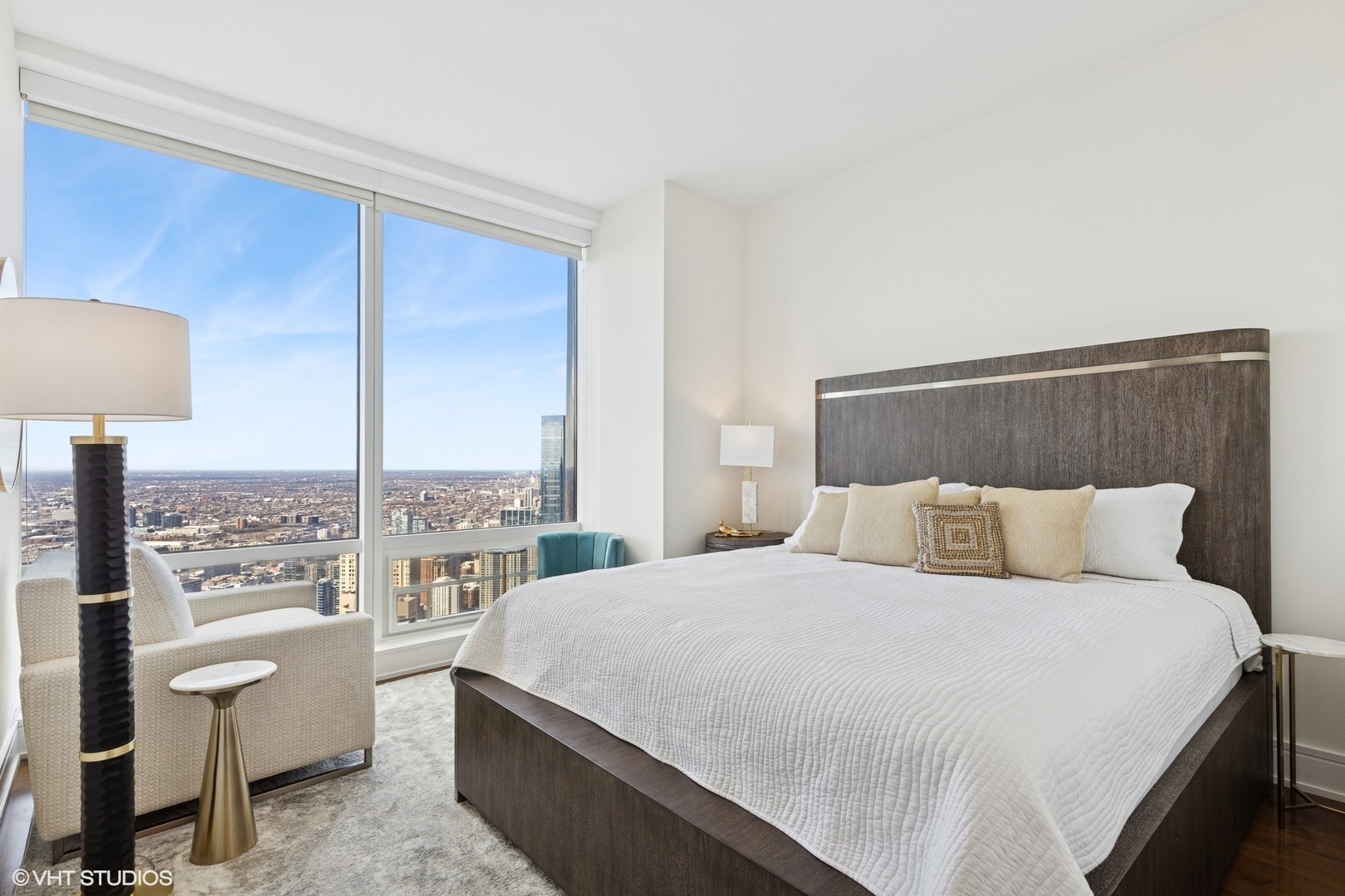 401 North Wabash Avenue, Unit 59B Chicago, IL 60611 - Photo 22 of 40 a bed room with a bed and a lamp