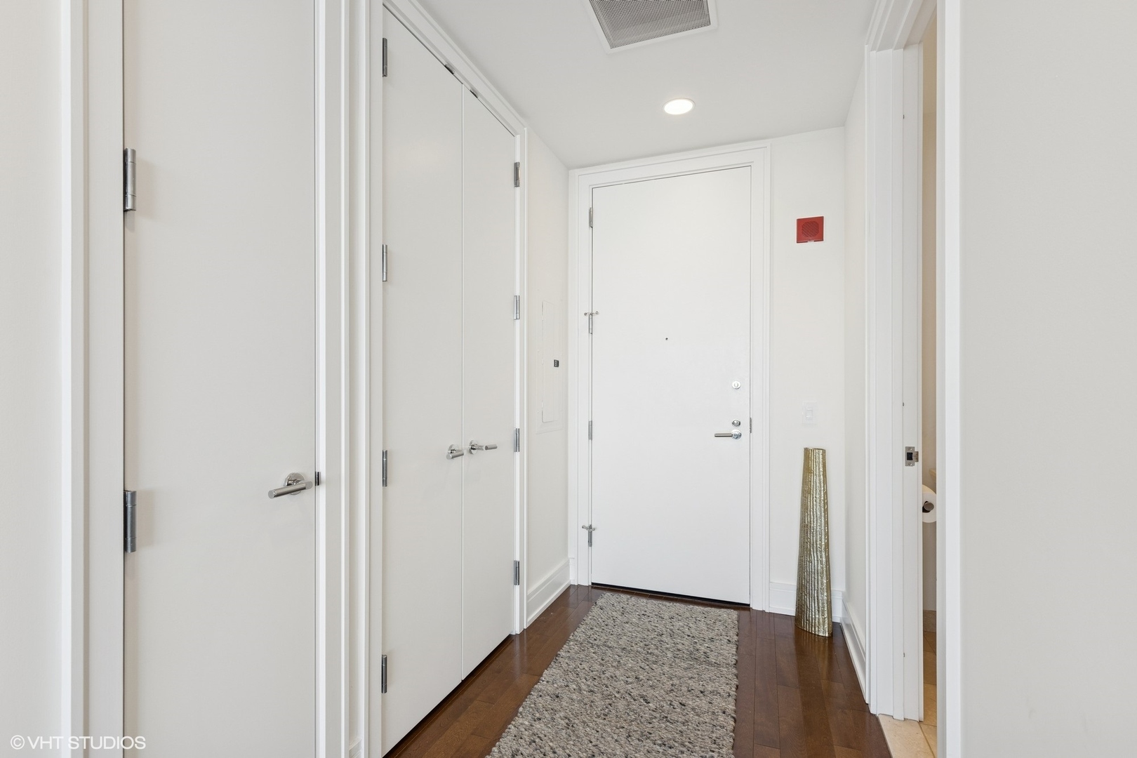 401 North Wabash Avenue, Unit 59B Chicago, IL 60611 - Photo 5 of 40 a view of hallway