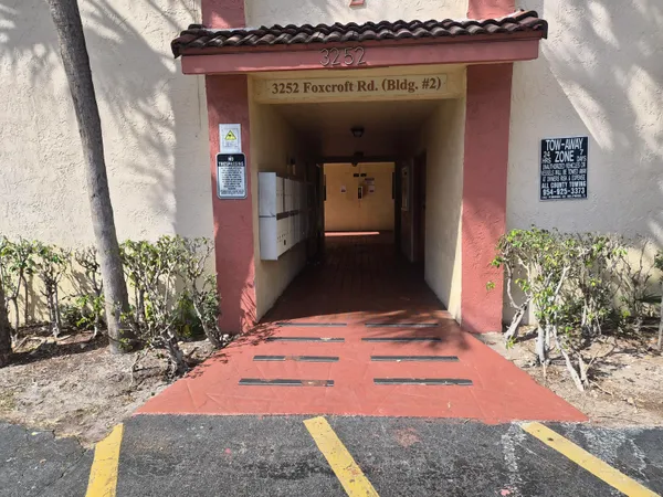 $2,000 | 3252 Foxcroft Road, Unit 113, Miramar, FL 33025