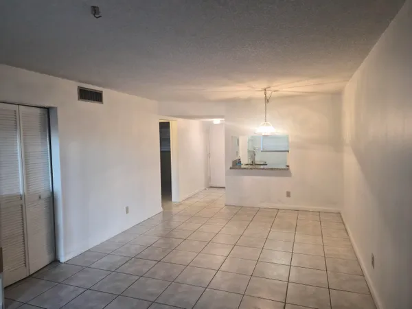 $2,000 | 3252 Foxcroft Road, Unit 113, Miramar, FL 33025