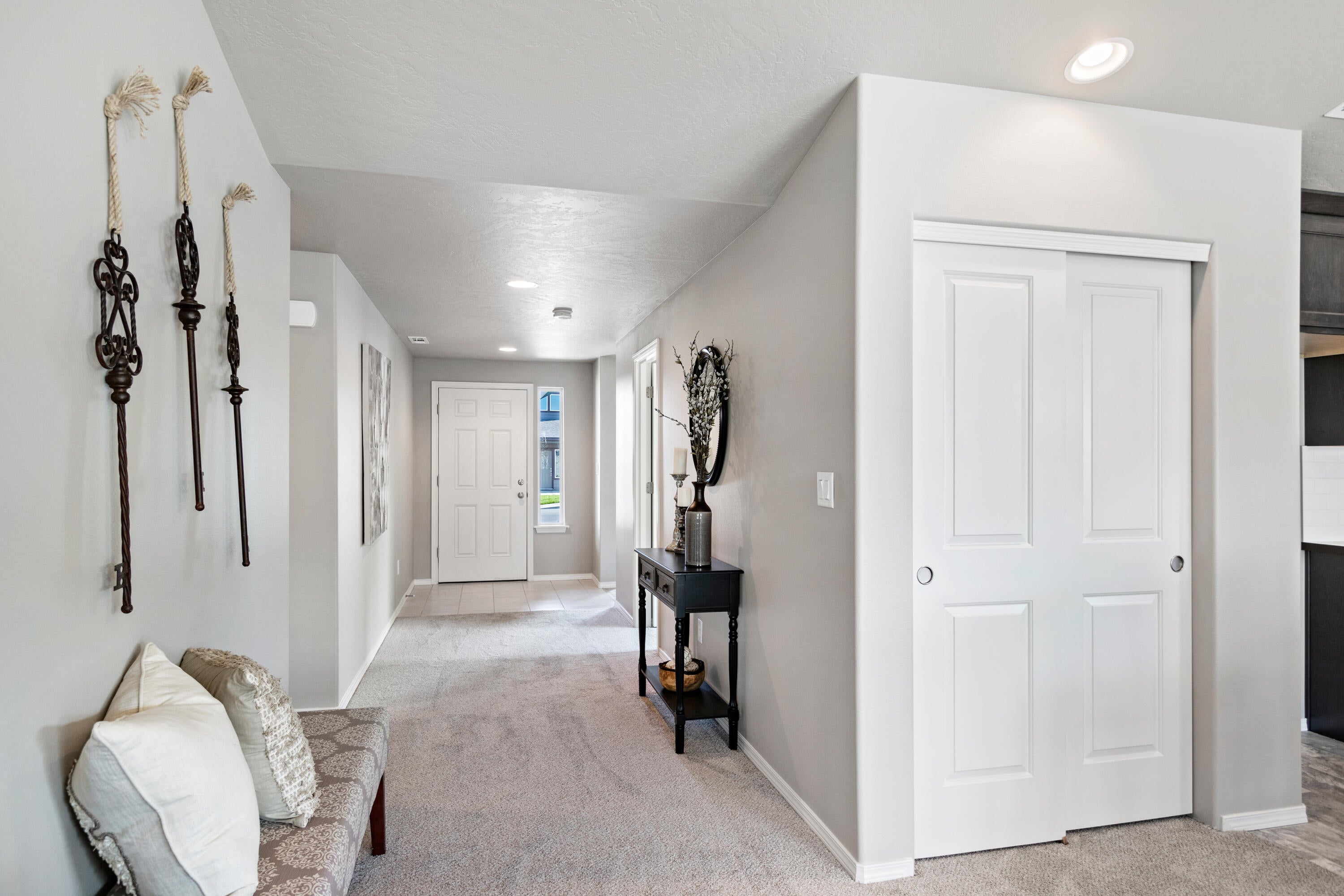 674 North Reed Street, Unit LOT #104 Sisters, OR 97759 - Photo 8 of 12 Edgewood - Entryway