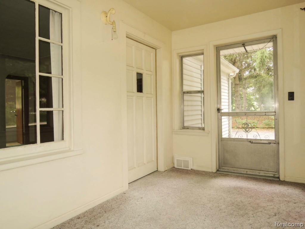 4296 Marcus Road Waterford, MI 48329 - Photo 29 of 42 BuiltinPorch2.jpg