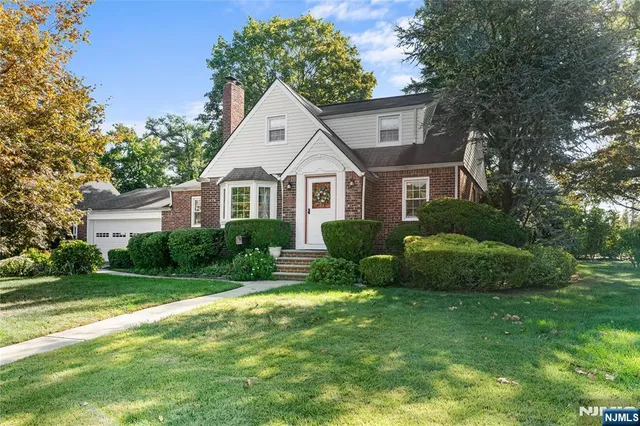 $769,999 | 824 Summit Avenue, Hackensack, NJ 07601