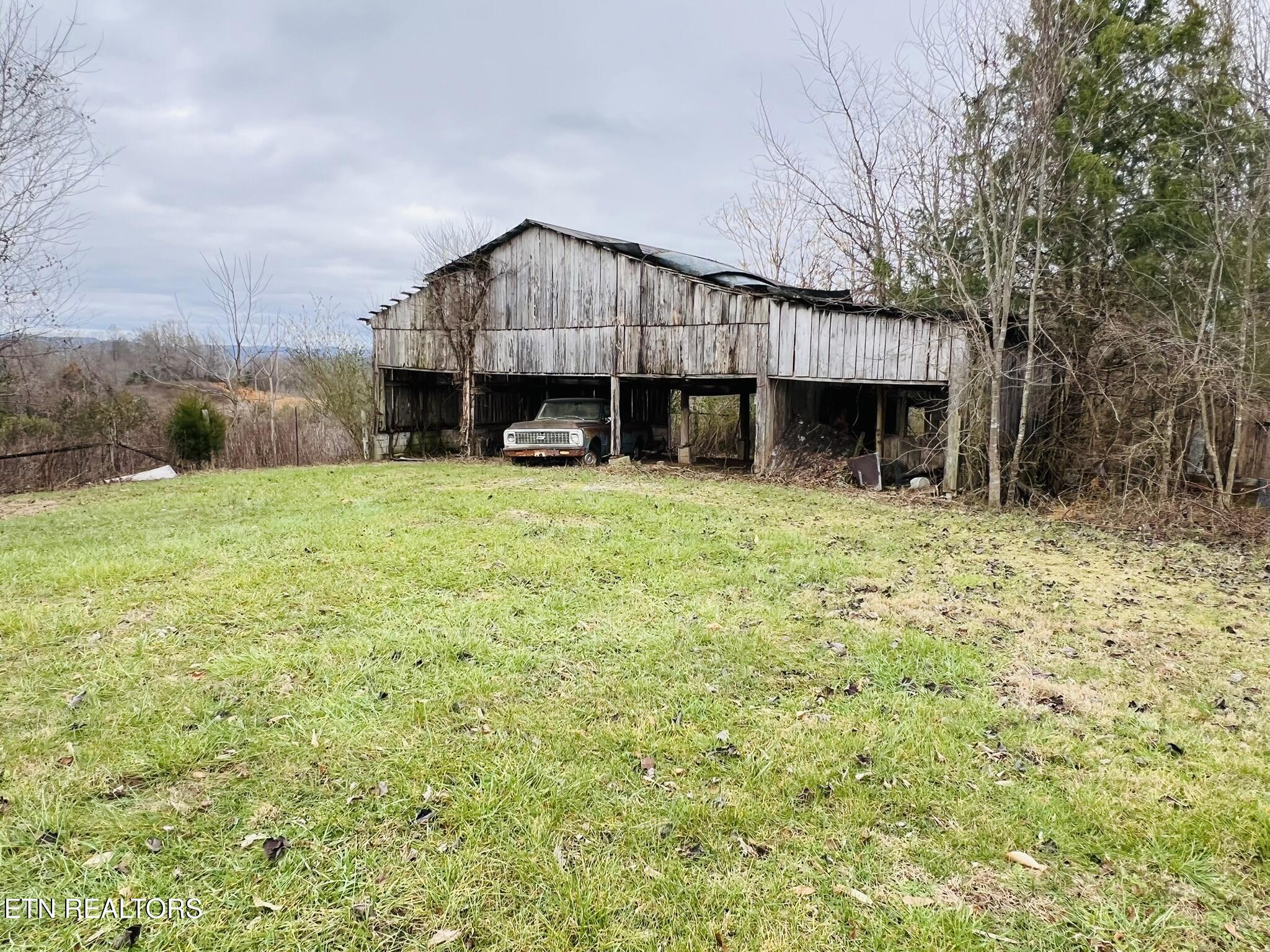 1008 Old Static Road Byrdstown, TN 38549 - Photo 6 of 27 IMG_6136