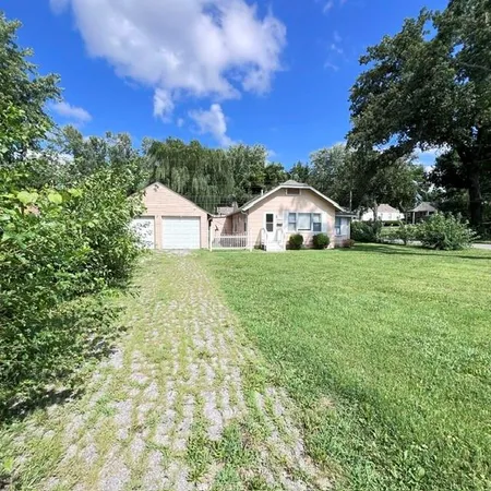 $222,500 | 8249 Ward Parkway, Kansas City, MO 64114